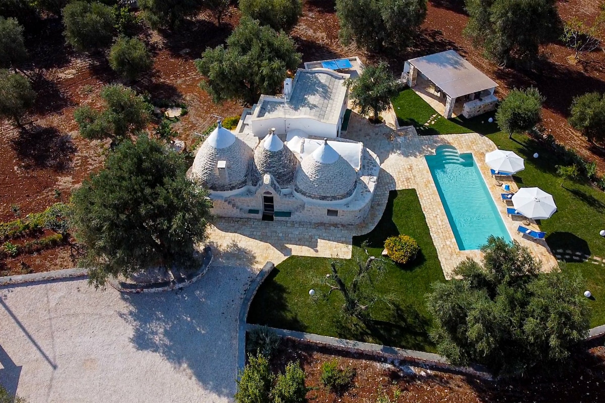 Trullo Della Grotta, San Michele Salentino, Puglia