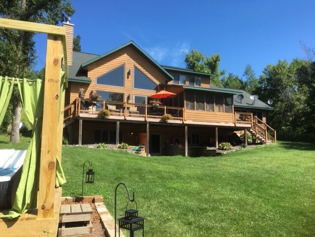 Beautiful Cabin on 270 ac Clean Lake. Sleep 18