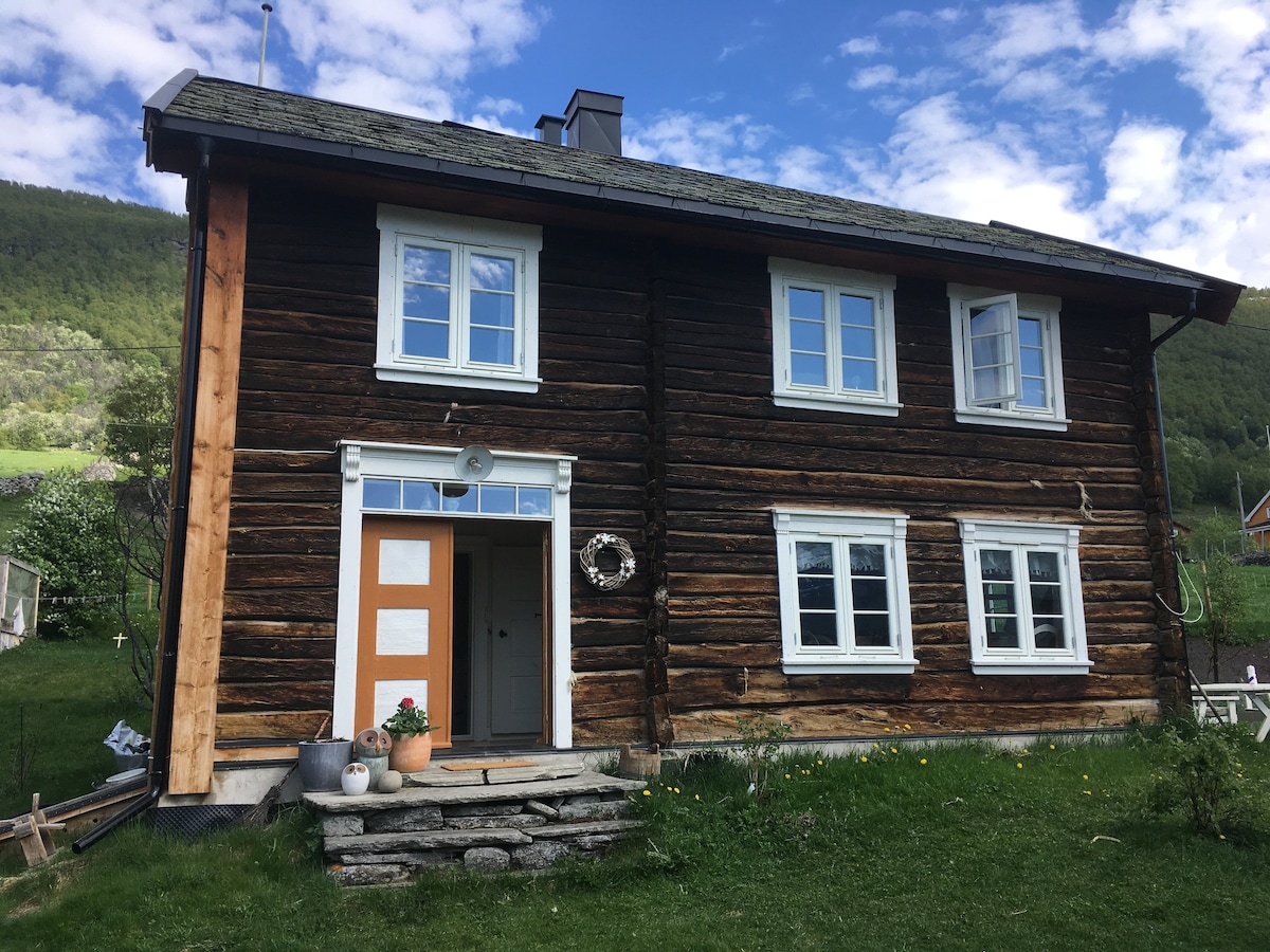 位于农场的舒适原木小屋。位于奥普达尔（ Oppdal ） ，可入住4-7人。