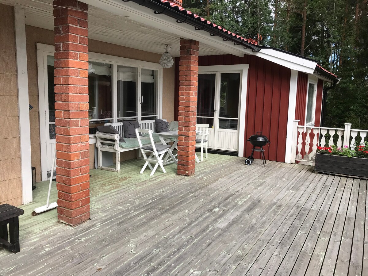 Peaceful cottage by a lake, 60 min from Stockholm