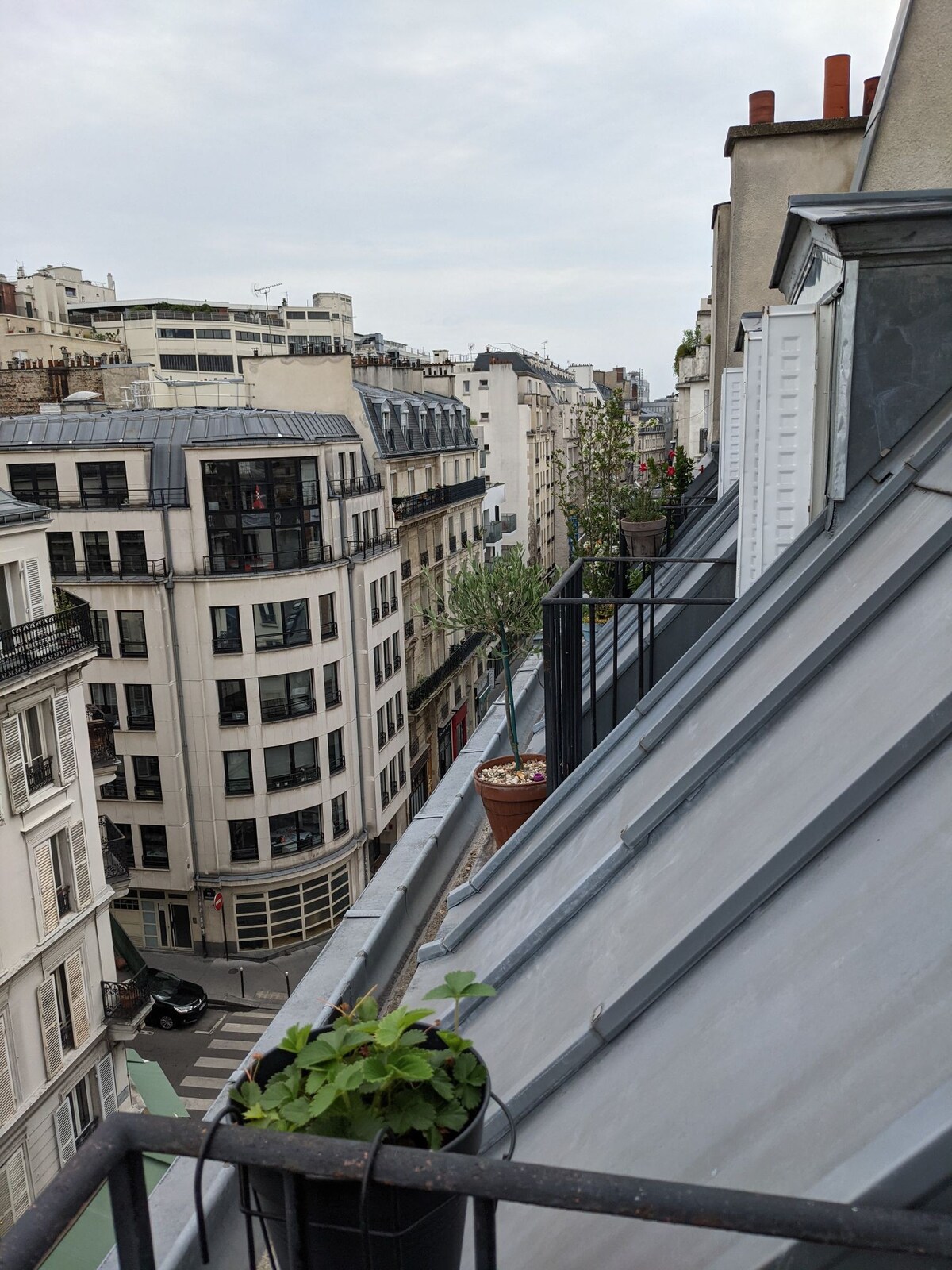 位于Les Batignolles屋顶的舒适公寓