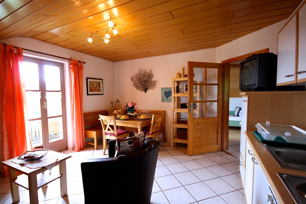 Ferienwohnung Holzapfel (Geiersthal), Ferienhaus Holzapfel-Häusl (60qm) mit Balkon und Küchenzeile