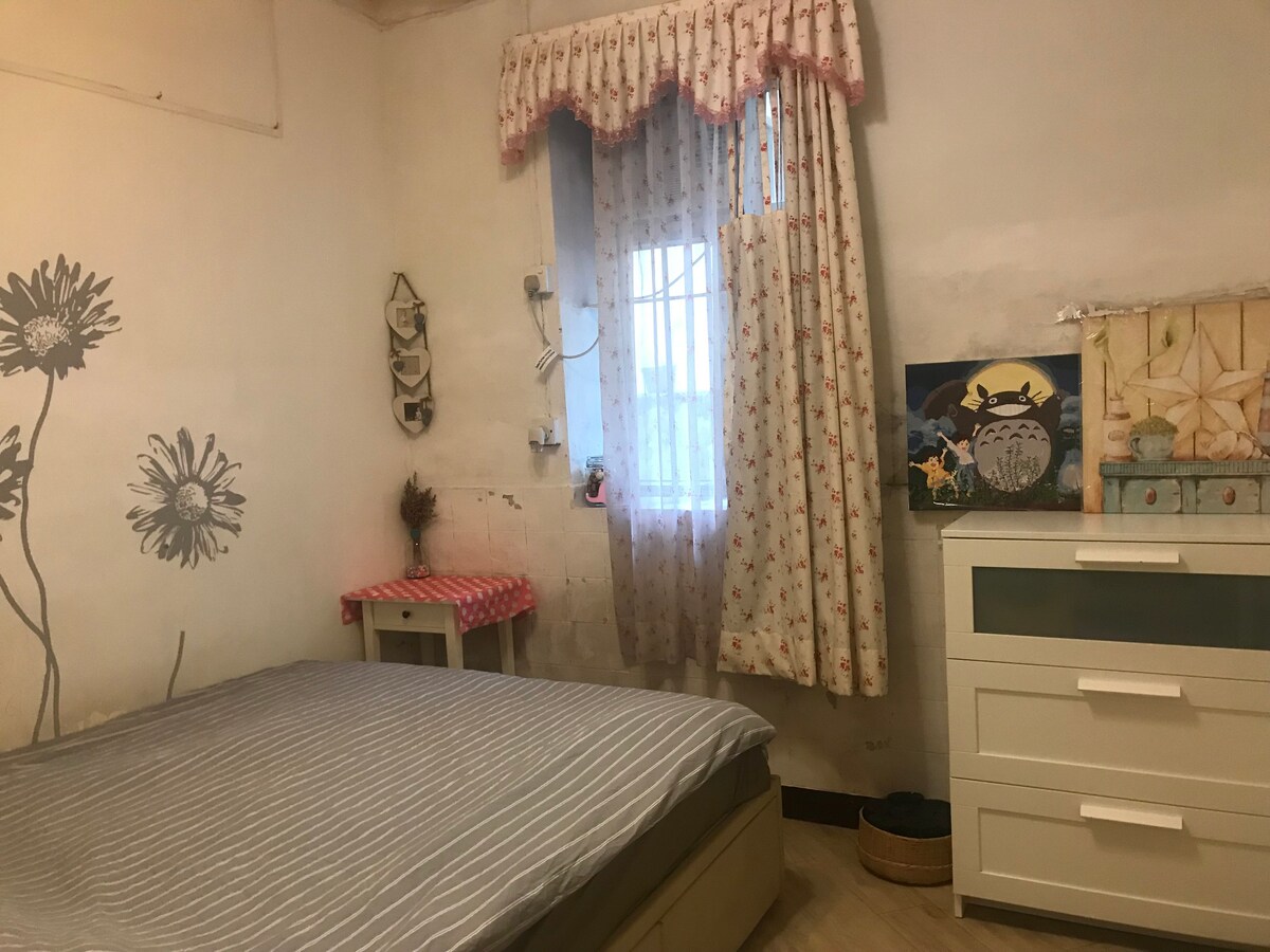 Perfect location with cozy room and nice garden