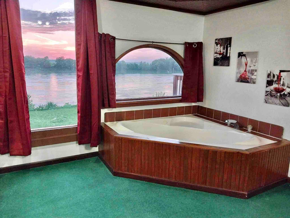 Riverfront Cabin w/ Jacuzzi View