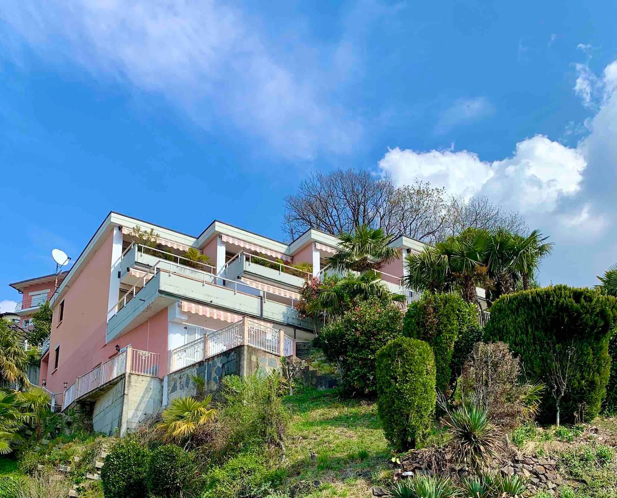 卢加诺湖（ Lugano Lake ）的壮丽景色-两居室复式公寓