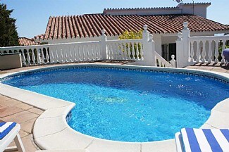 这栋双卧别墅带私人泳池，位于内尔贾的马罗