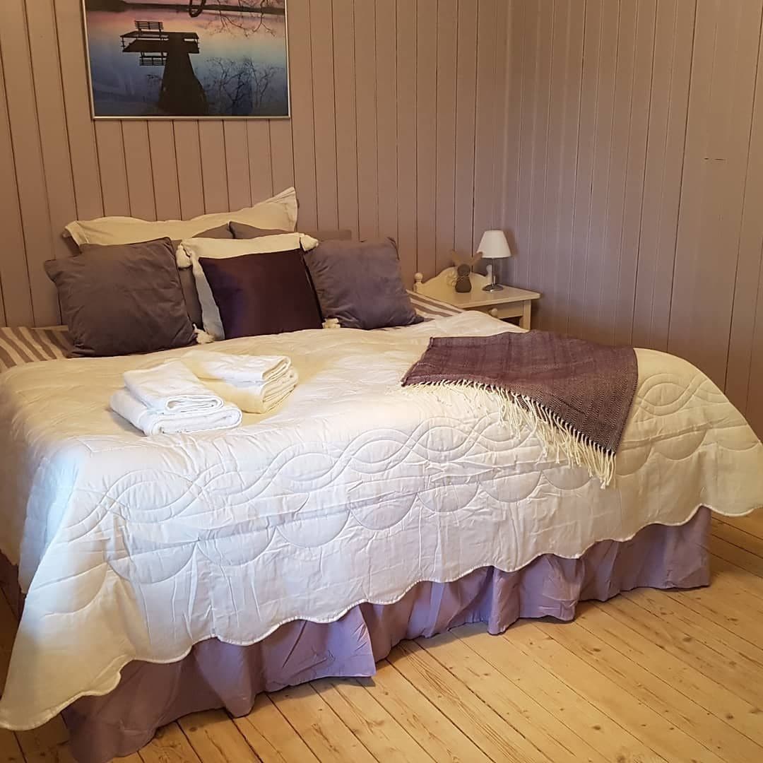 Romantic Purple room at Scarlet BnB with 3 beds