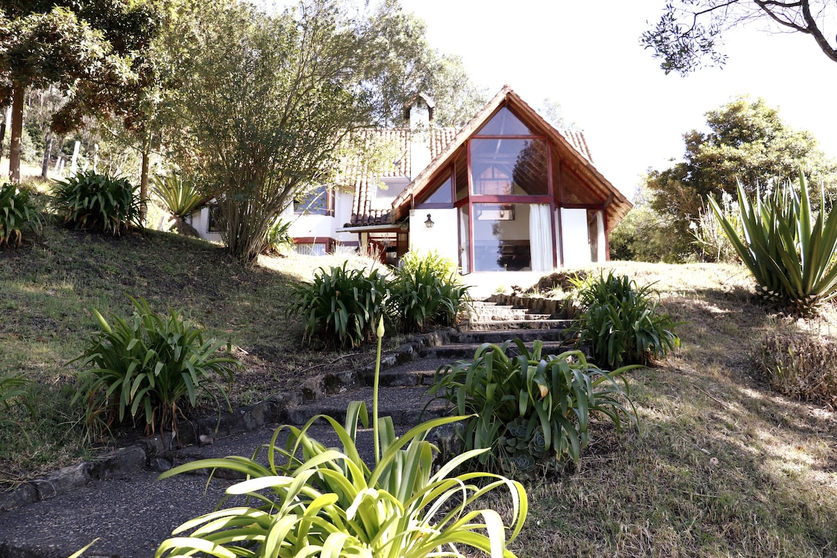 Casa entre montañas