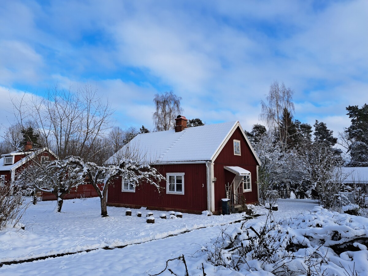 Adorable family- and petfriendly red house