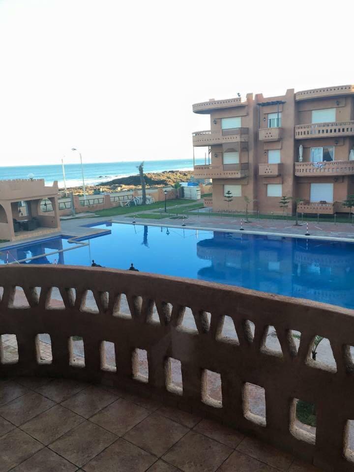 可俯瞰泳池和海景的公寓Mansouria