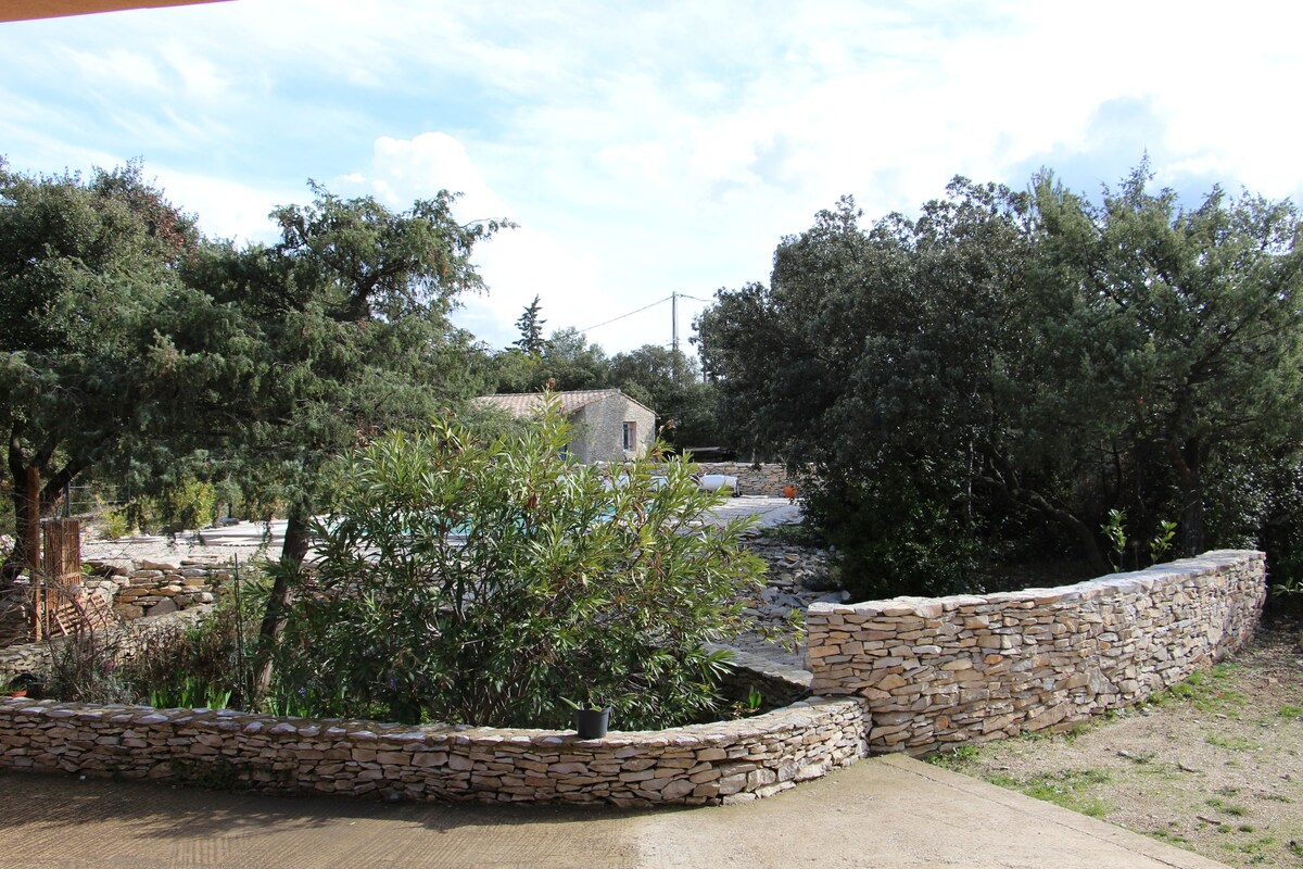 Nîmes ： 6/10人别墅，位于带泳池的灌木丛中
