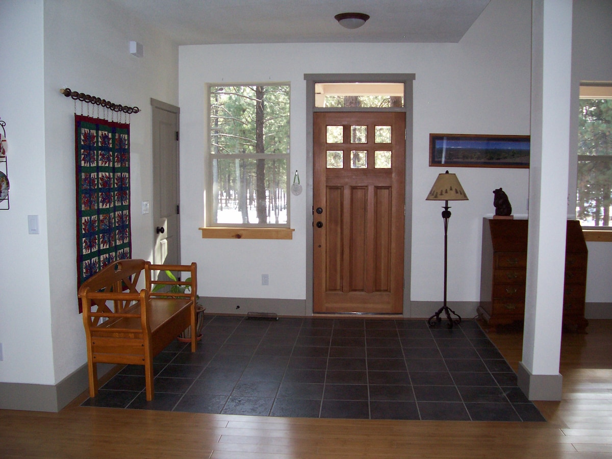 两间客房均位于Ponderosa Forest Retreat ，最多可入住4人！