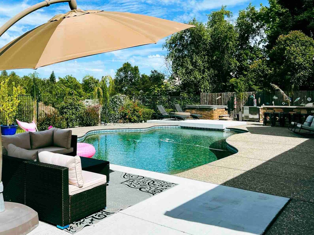 *NEW* Stylish 3 bedroom luxury villa - pool & spa