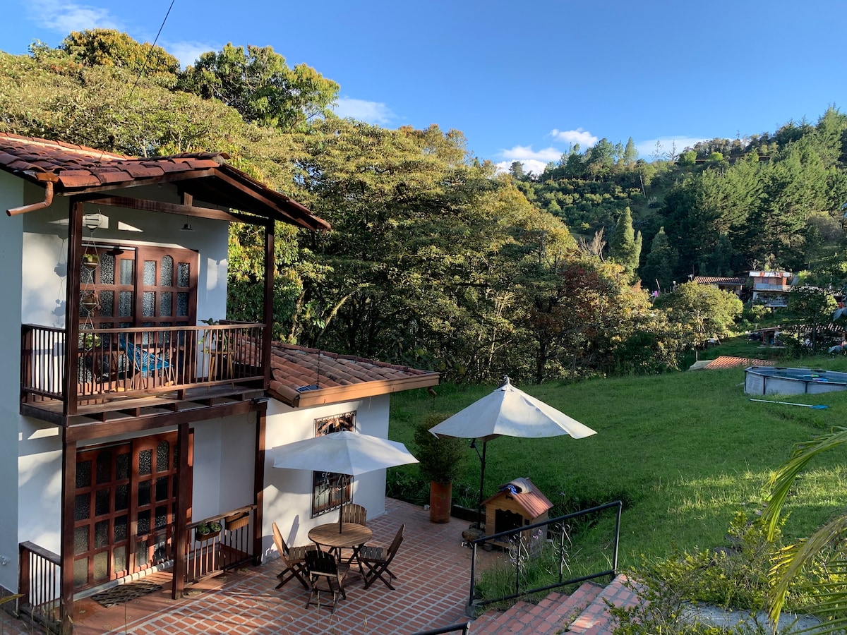 Acogedora cabaña en el campo para sentirse en casa