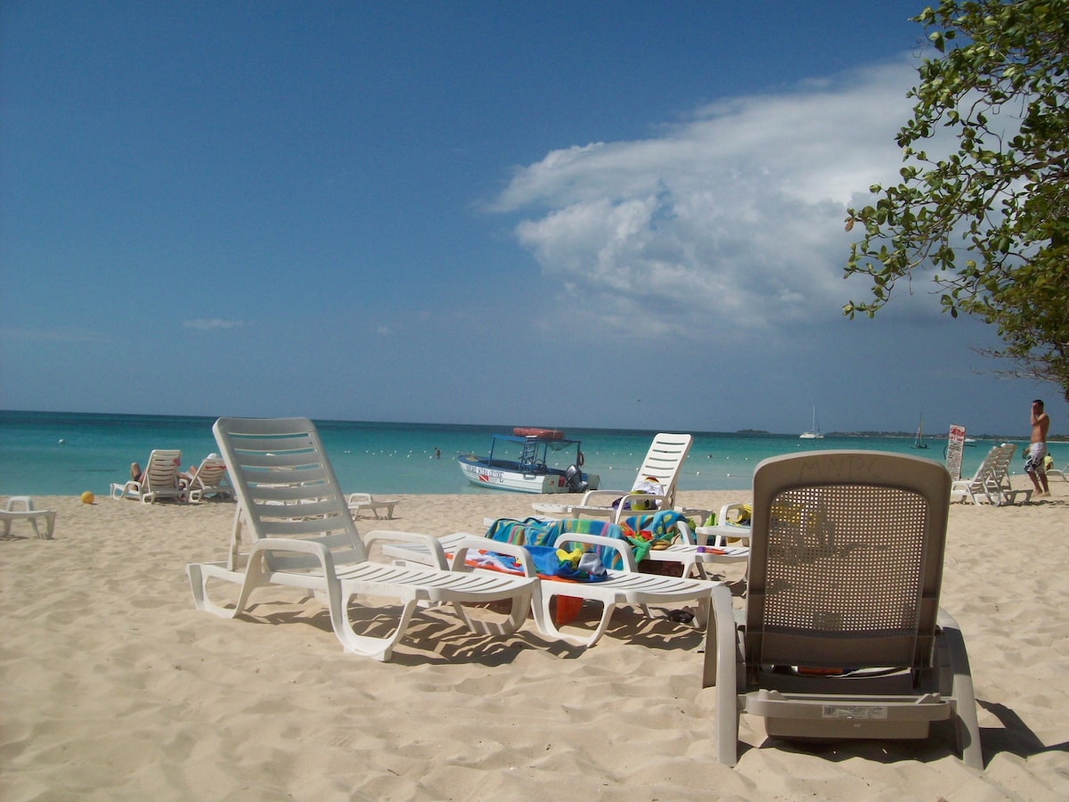 Small Apt on 7 Mile Beach at Negril Beach Club