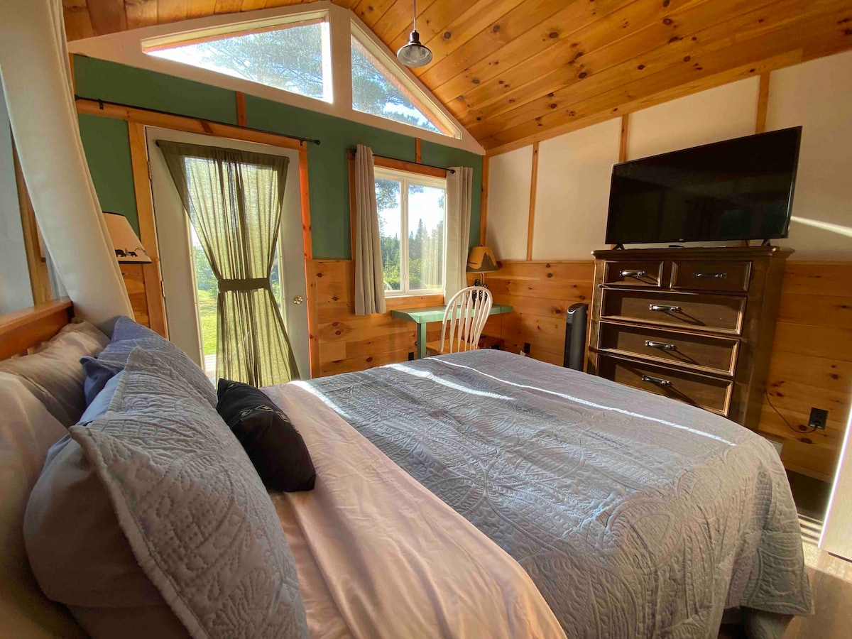 Cozy 1-bedroom Cabin in the woods.