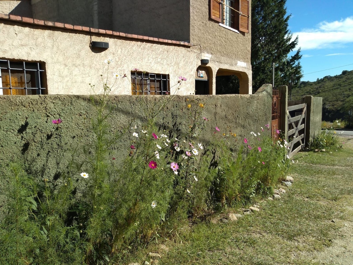 Casa con piscina en medio de las sierras