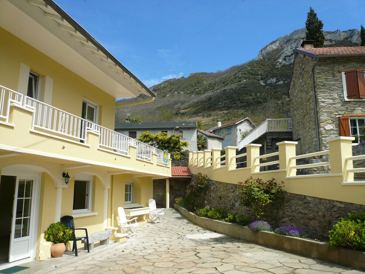 Ariège的漂亮村庄房子。远程工作。