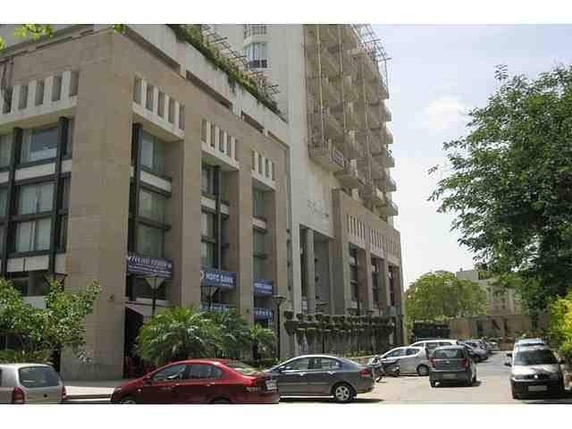 Modern Serviced 2BHK apt in central Ggn w/Balcony