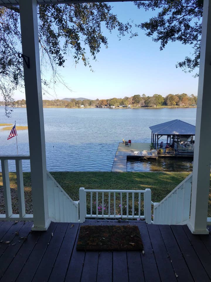 Lake house -main channel in private area -Hot tub