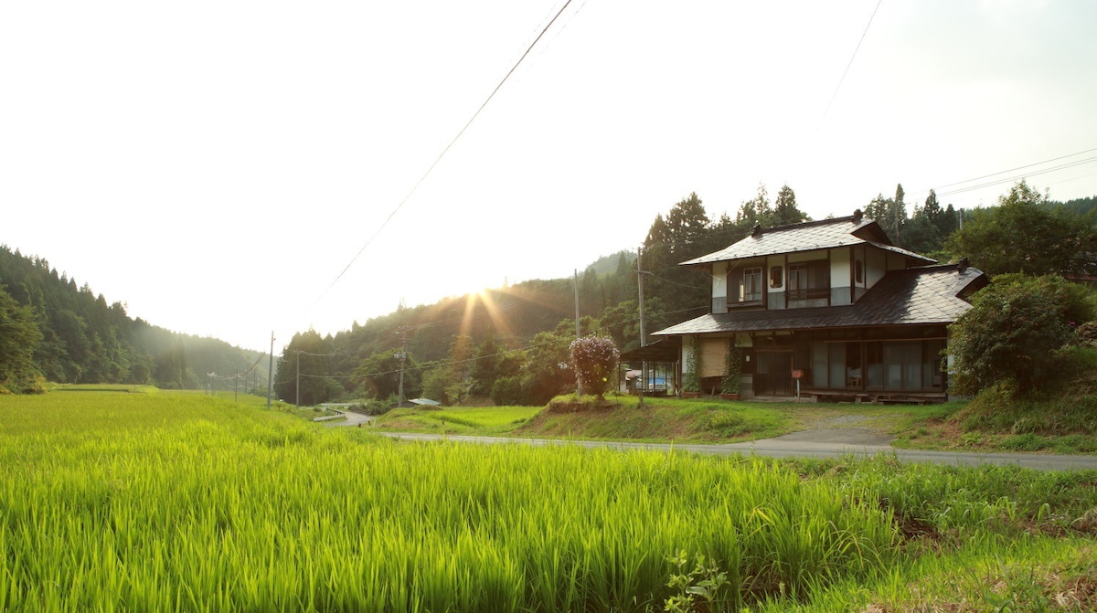 橱柜机客栈Hakoya Hakoya是Satoyama的工匠旅馆。