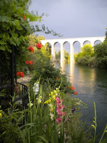 Fontaine-de-Vaucluse的民宿