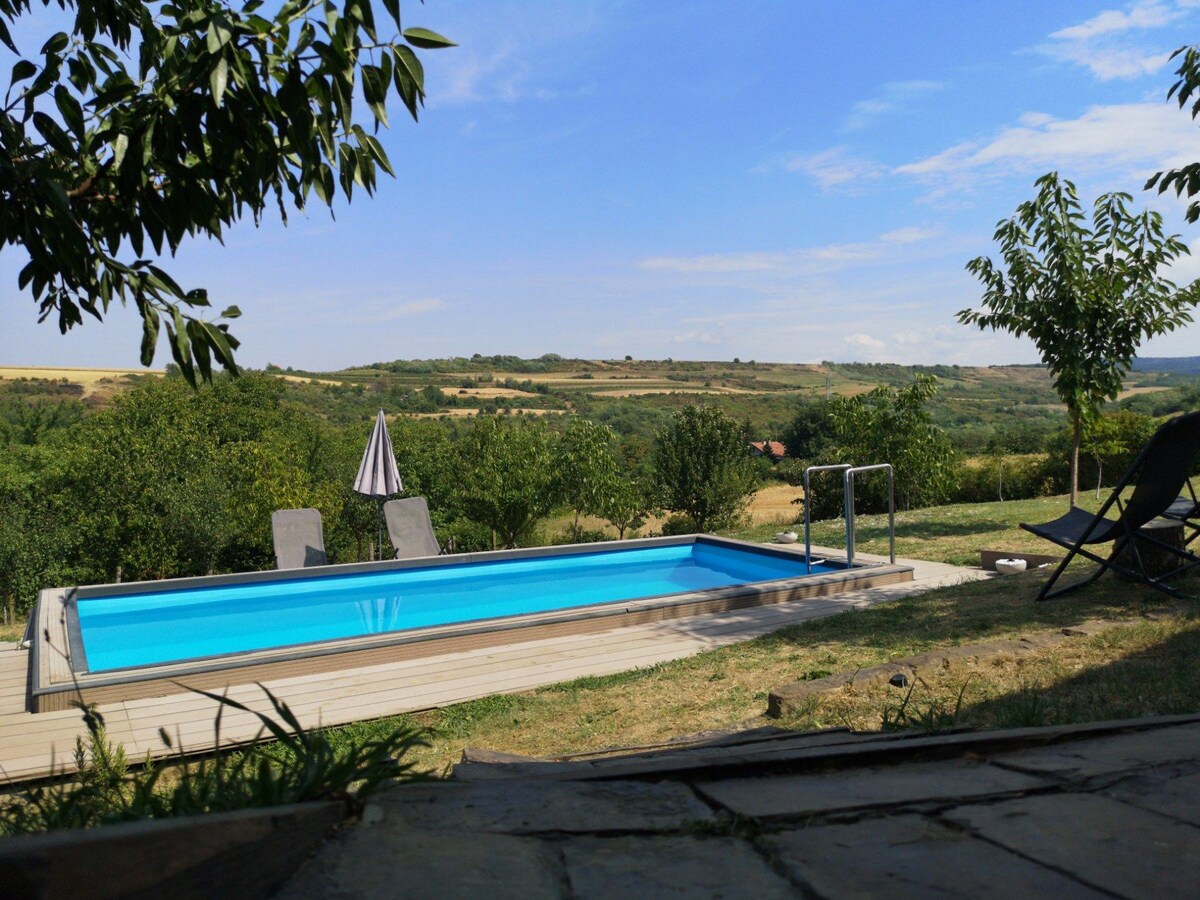 1 bedroom cottage with bbq, pool and terrace.