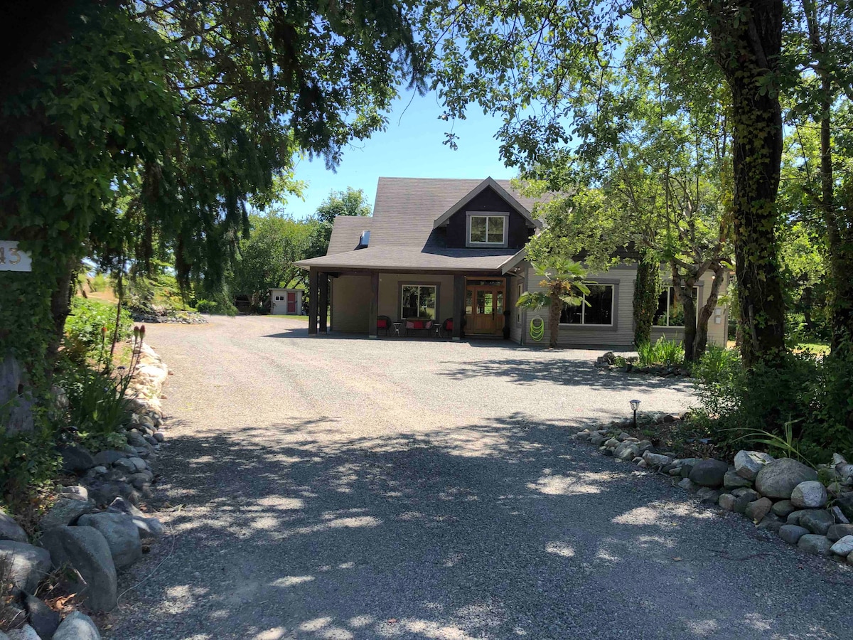 4 Bedroom Farmhouse with Hot Tub