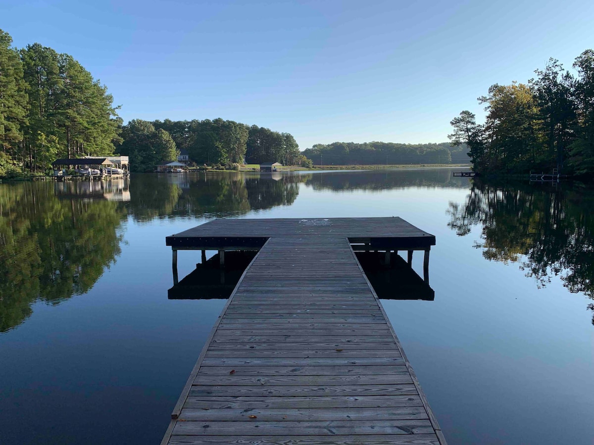 *On The Water Stay* - Boat Ramp Beside Property