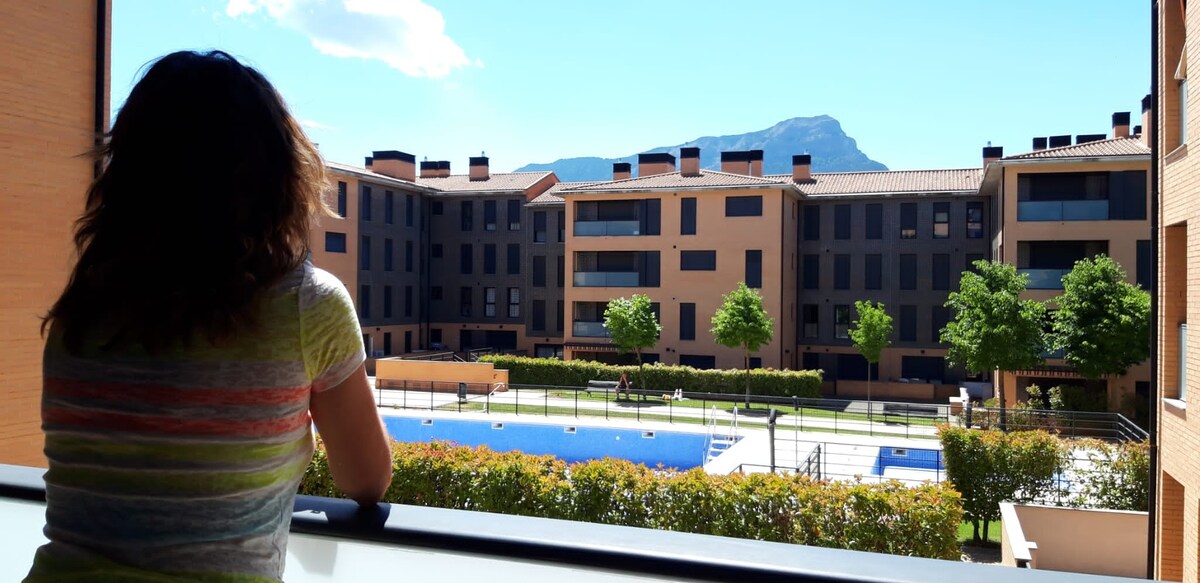 Apartamento con piscinas y terraza en Jaca