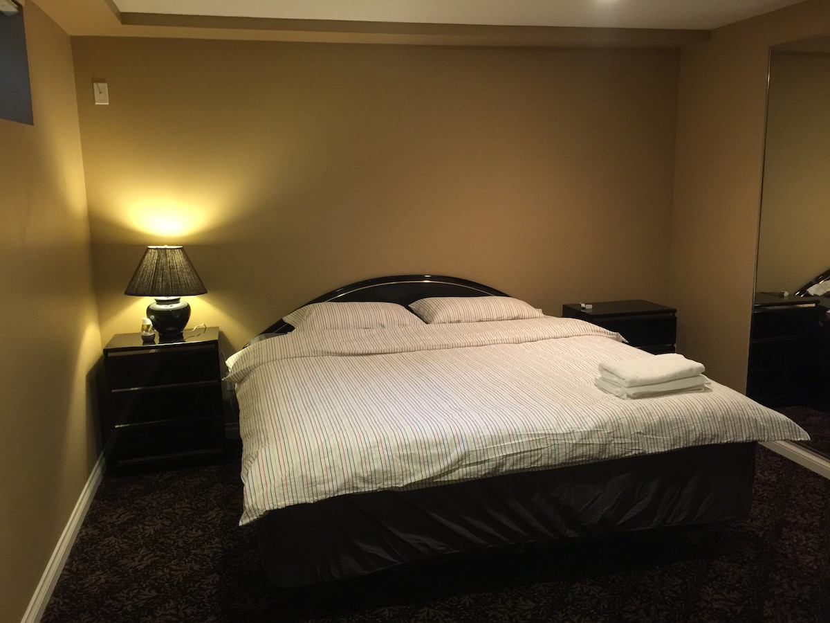Deerlake 2-bedroom suite with kingsize bed温哥华临湖美居