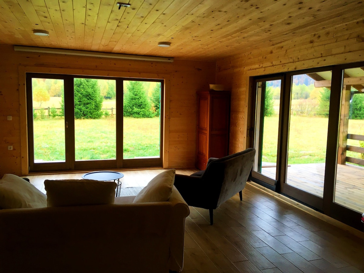 Wooden house, terrace,  sauna & projector :)