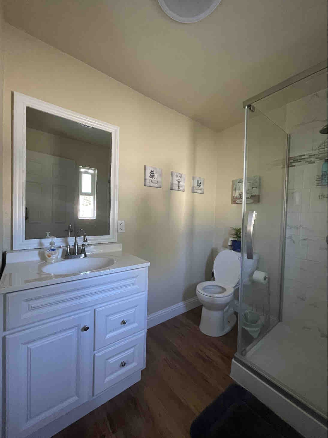带独立卫浴的美丽标准双人床卧室公寓独立卫浴