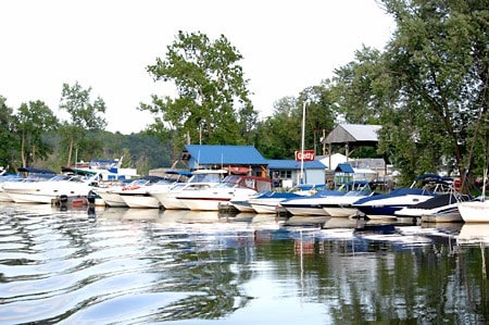 Saugerties Marina宁静水上环境