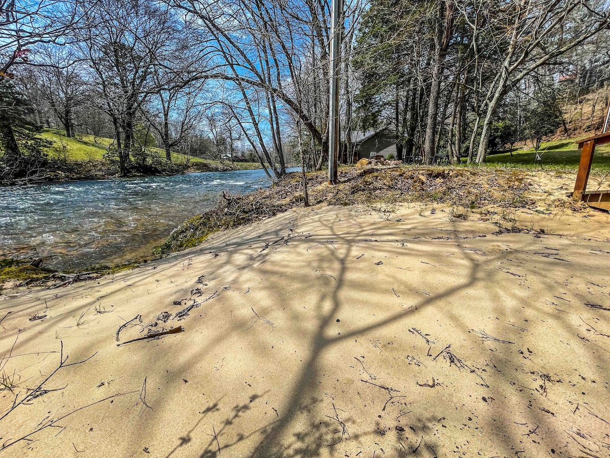 NEW River Run Cabin - 20ft f/Water Edge - 3Bd/2Bth