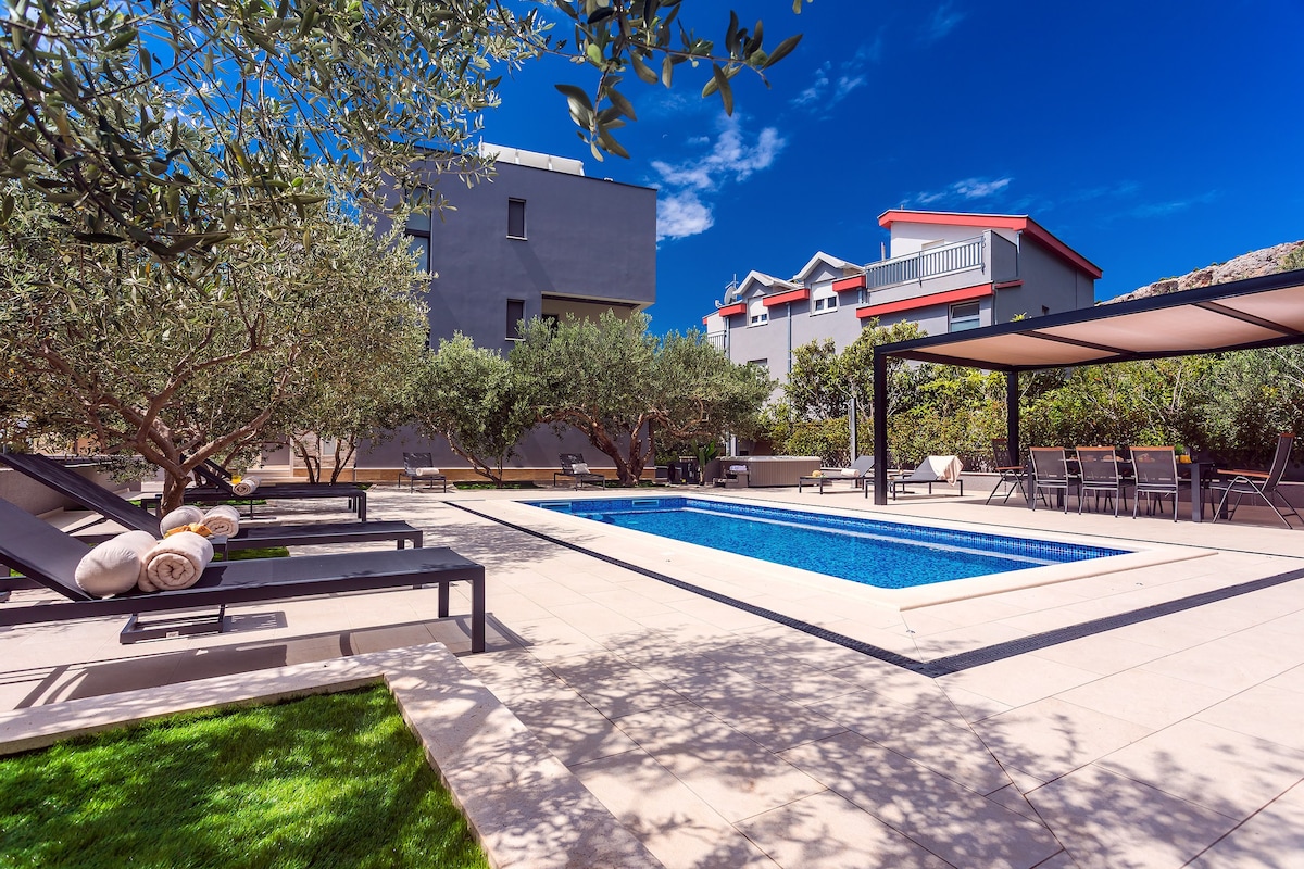 Villa Topaz with heated pool, jacuzzi, sauna, gym