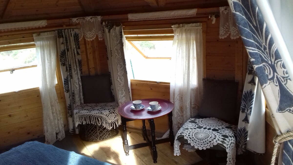 睡在芬兰古塔小屋，欣赏美景。