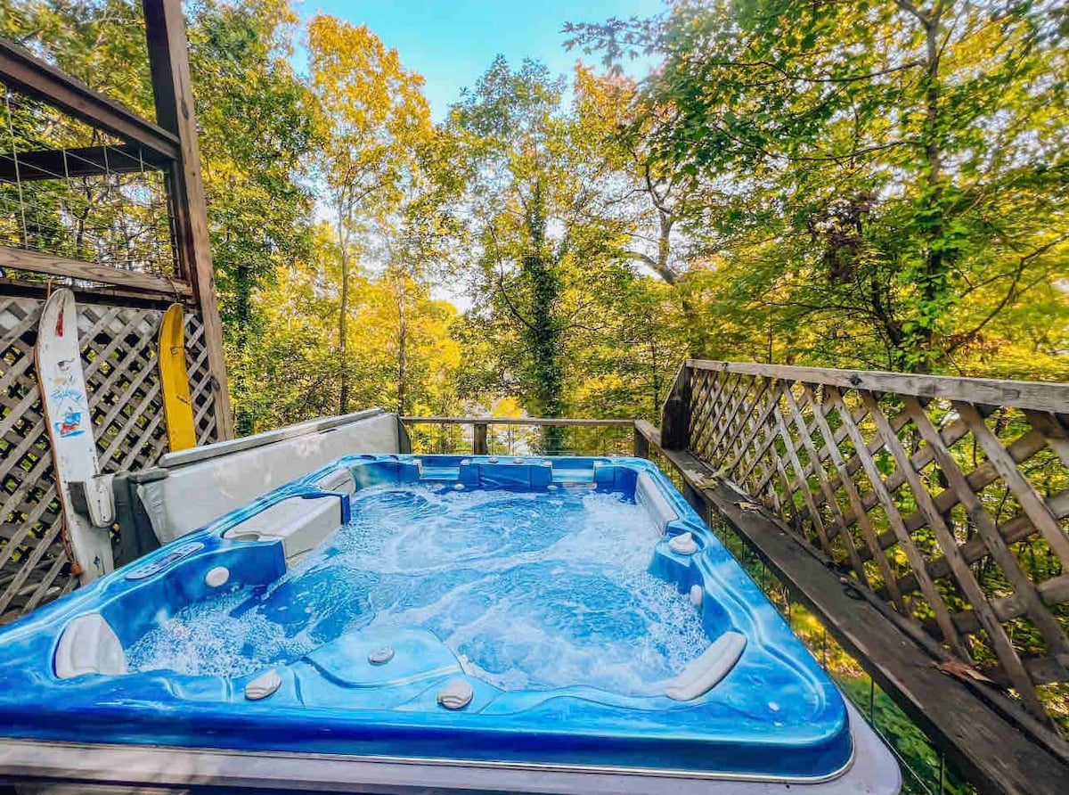 Lake Escape Cottage - Hot Tub + Guesthouse