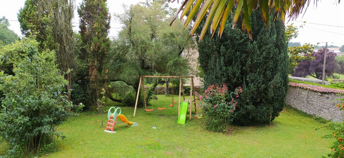 Maison de Famille, grand jardin et piscine fermée