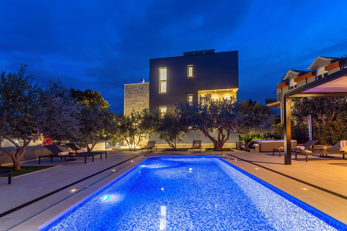 Villa Topaz with heated pool, jacuzzi, sauna, gym