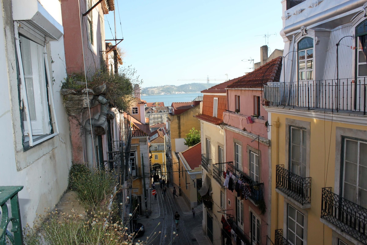 A Portugaluesa III, Bica 's Funicular St.