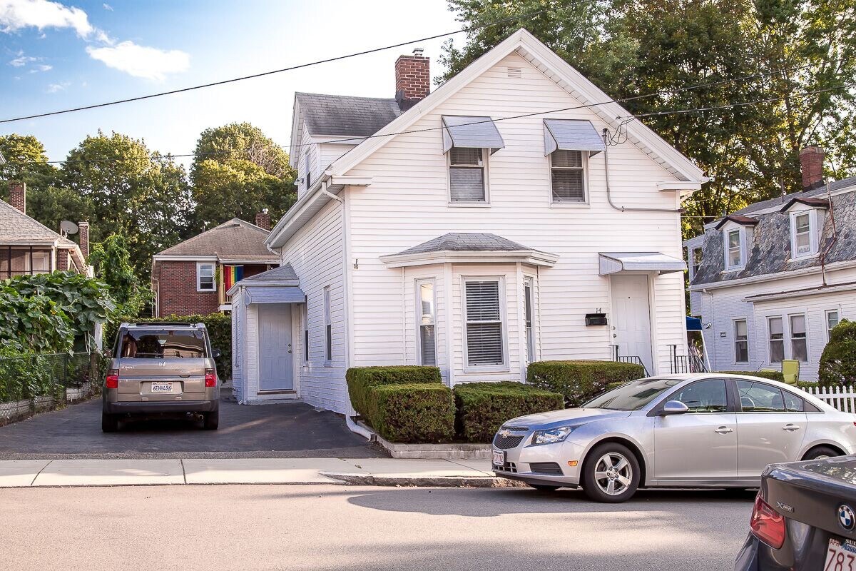 Comfortable house w garden and parking, close to T