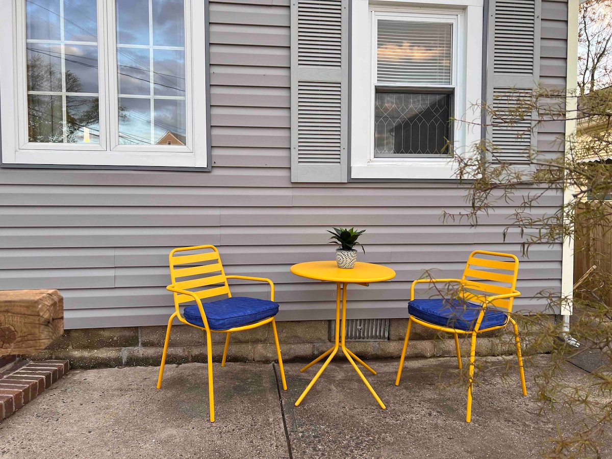 Lovely Cottage Steps Away From Golden Sand Beaches