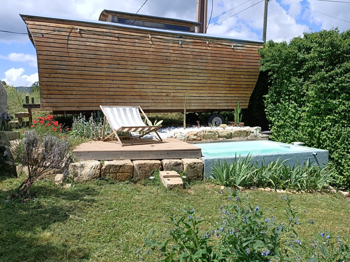 迷人的拖车，泳池位于吕贝龙的中心地段