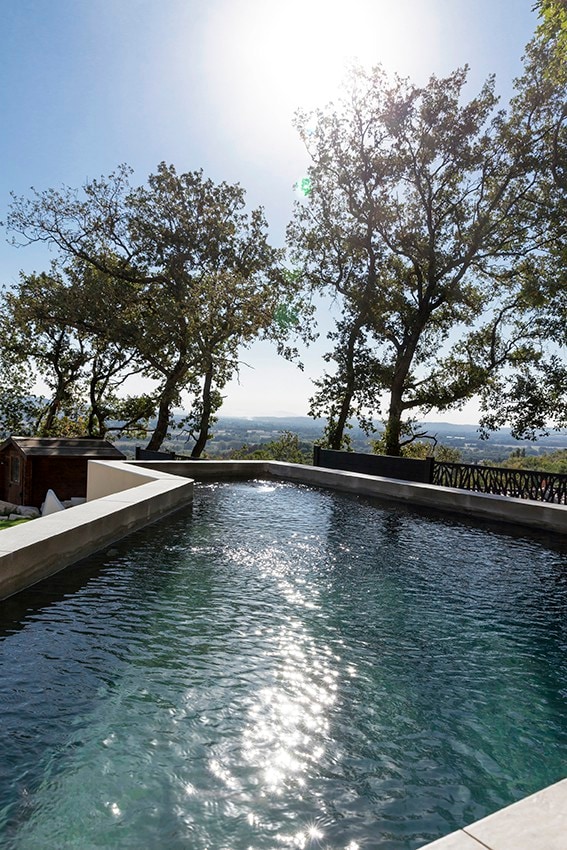 3ch别墅供暖的pétanque游泳池，可欣赏山脉景观