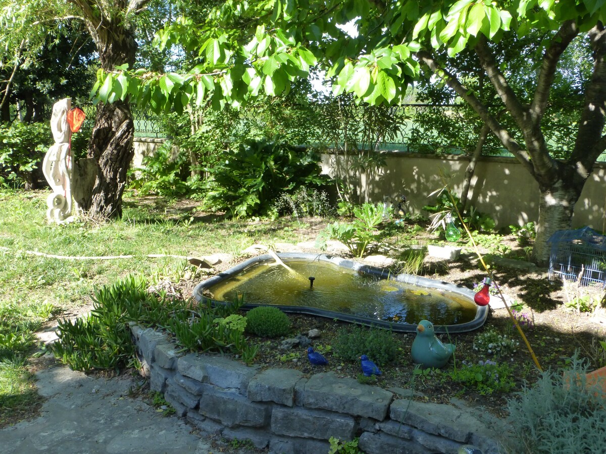 Gîte dans cadre de verdure à 5 min des arènes