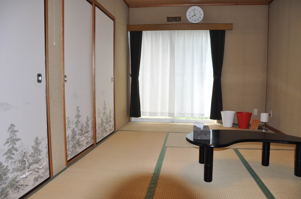 【和室（Japanese-Style Room）・軽朝食付】地元の生活に溶け込む快適滞在