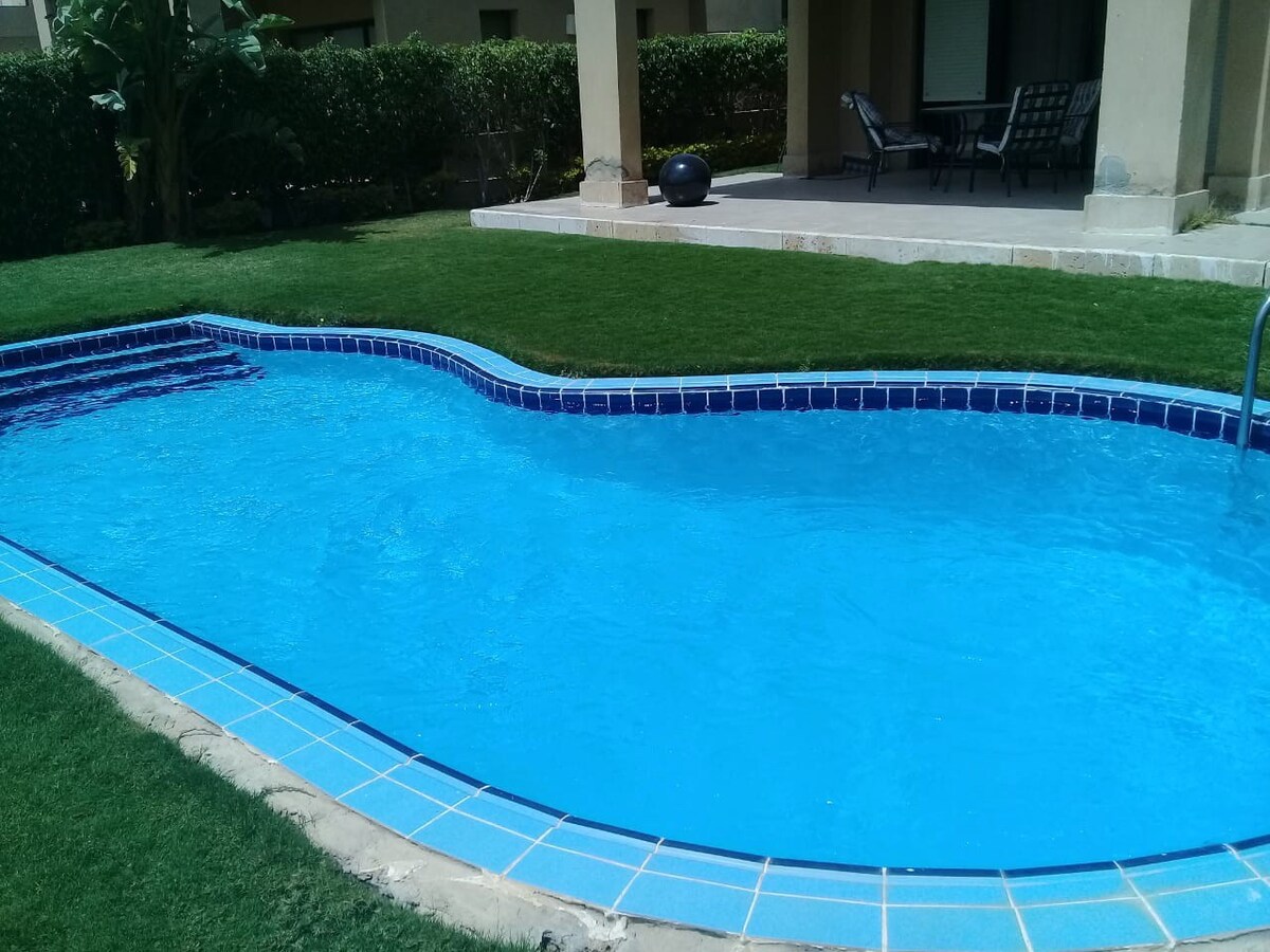 私人泳池中的一栋可供出租的别墅是一件杰作