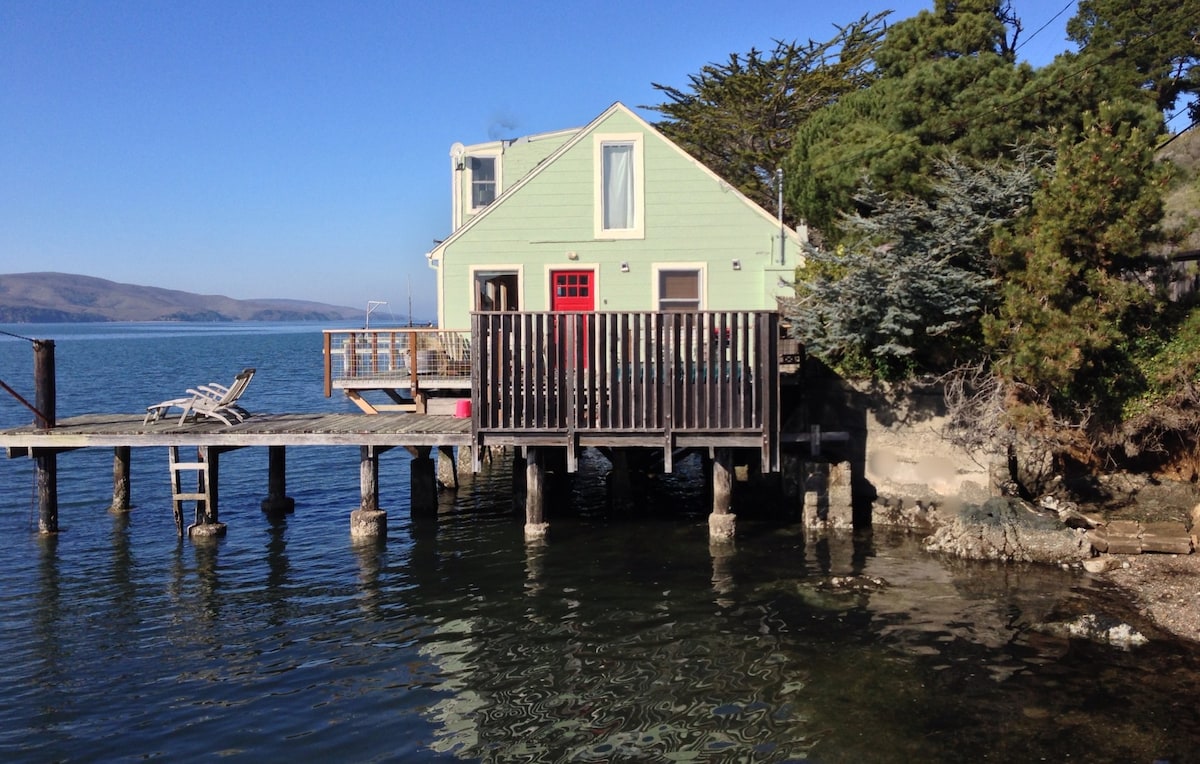 Amazing Waterfront Cottage in Point Reyes. Dogs ok