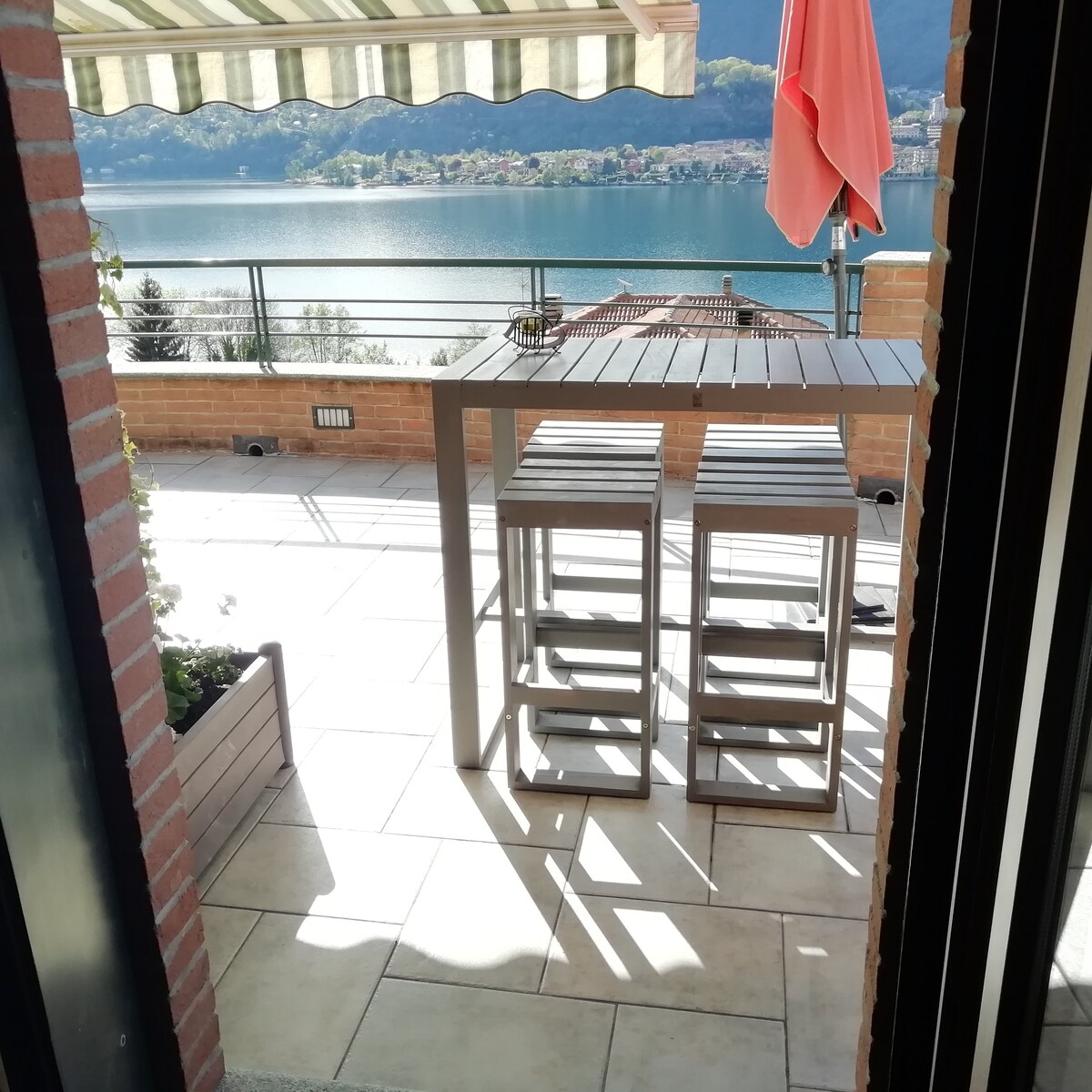 房间和私人阳台可俯瞰奥尔塔湖（ Orta Lake ）的壮丽景色